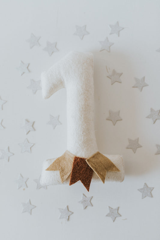 Cifra aniversara "One"