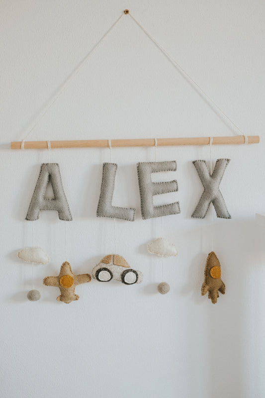 Wall hang cu nume "Happy vehicles"