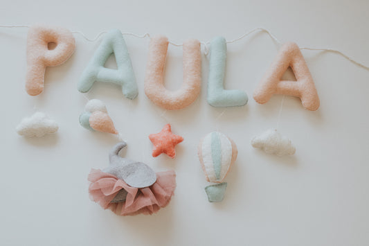 Ghirlanda nume " The dreamer elephant with ballons "